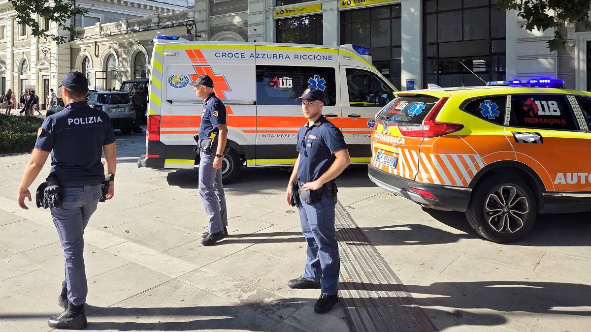 Rimini, paura in stazione: urta il treno in arrivo e rimbalza sulla banchina, è gravissimo FOTOGALLERY