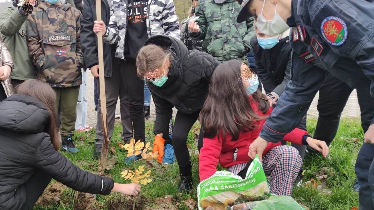 I Carabinieri Forestali di Forlì-Cesena insieme ai bambini per la giornata dell'albero