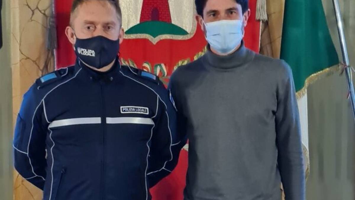 San Piero in Bagno, crolla a terra e il cuore non batte più: un agente di Polizia gli salva la vita