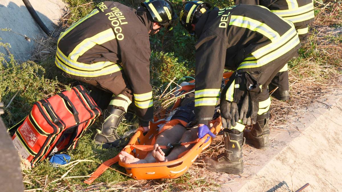 Rimini, spengono l’incendio e trovano un uomo