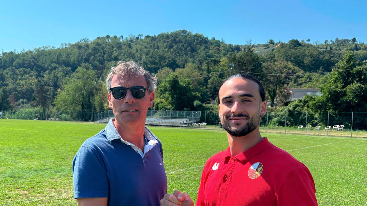 L’attaccante uruguaiano Facundo Piazze con la maglia d’allenamento della Lucchese