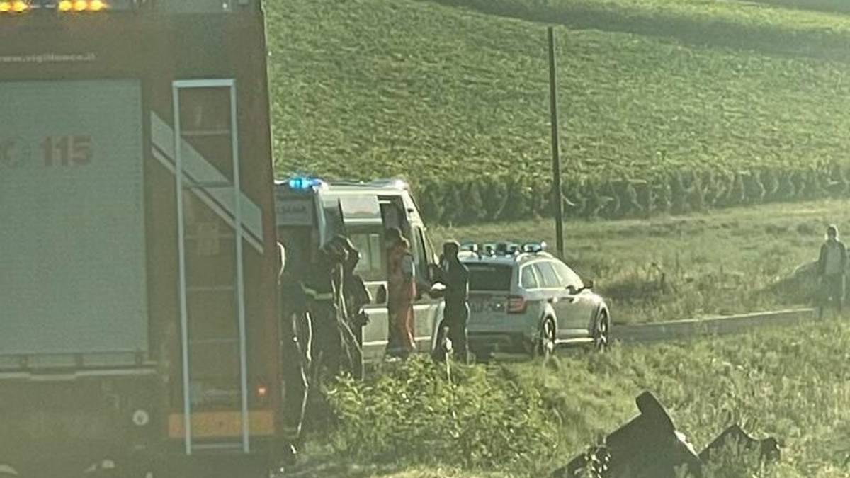 Cesena, colpo di sonno all'alba: 54enne finisce fuori strada con l'auto