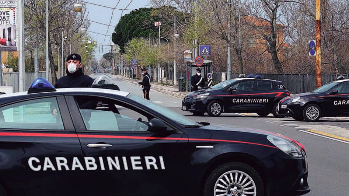 Faenza, rifiuta di mettere la mascherina. Arrestato 47enne