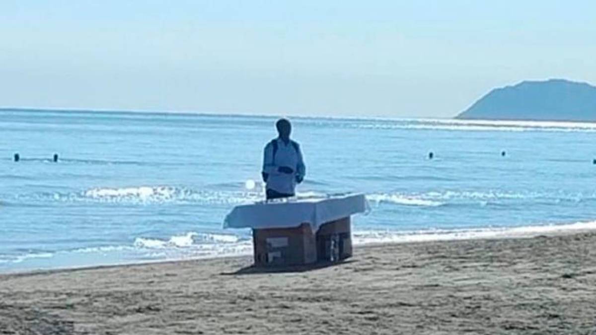 Riccione, il venditore abusivo col banchetto in spiaggia accende la polemica
