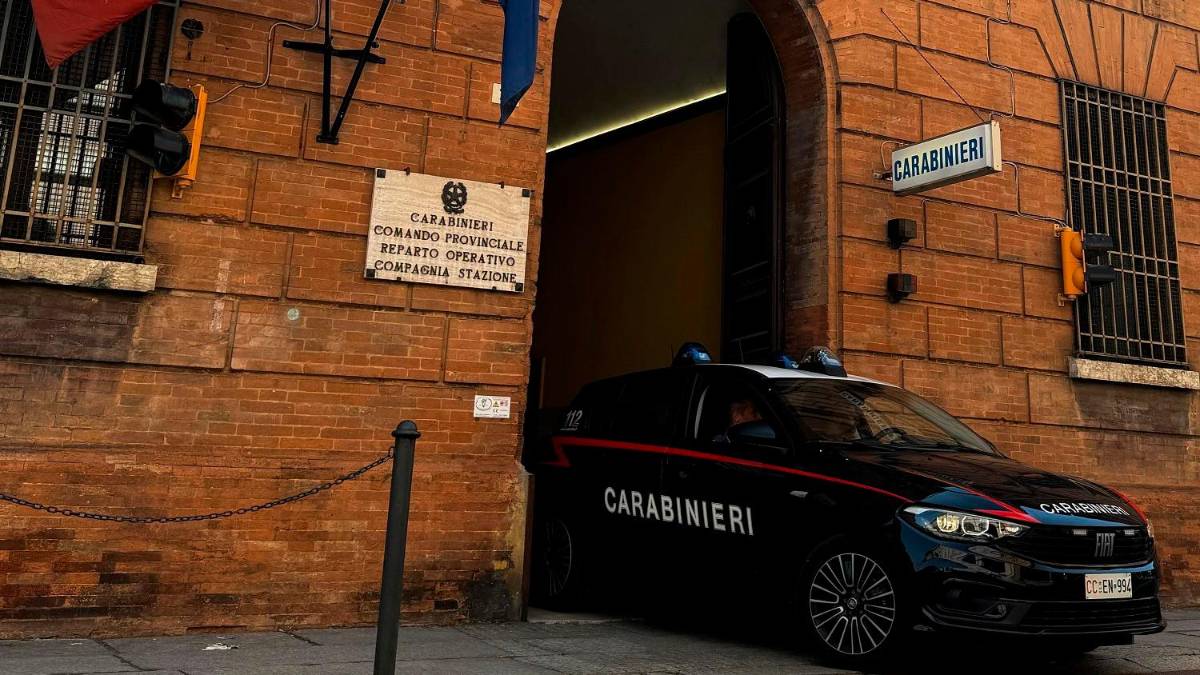 Forlì, perseguita la dipendente di un negozio rigandole l’auto e forandole gli pneumatici: braccialetto elettronico e divieto di avvicinamento