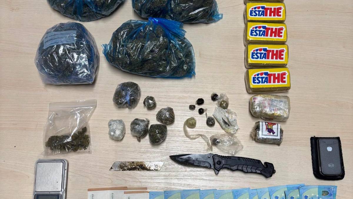 Rimini, si accendono uno spinello alla fermata del Metromare: in hotel avevano oltre un chilo di droga