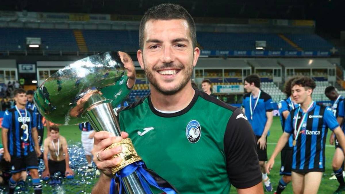 Alberto Pasini con il trofeo consegnato ai campioni d’Italia Primavera, vinto con l’Atalanta nel 2019 e nel 2020