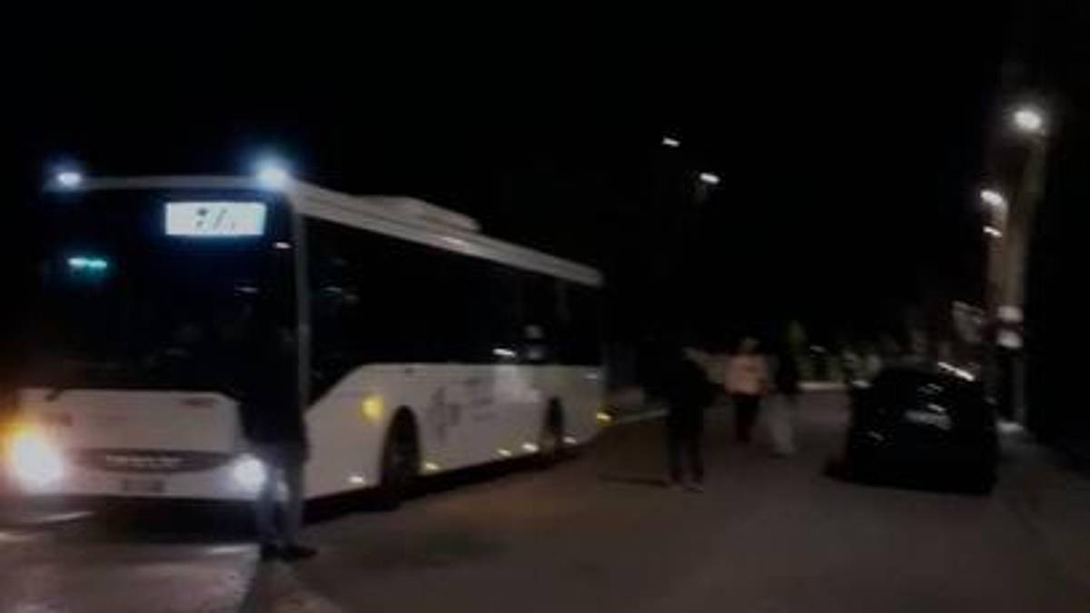 Il bus fermo e i tre ragazzi costretti a scendere