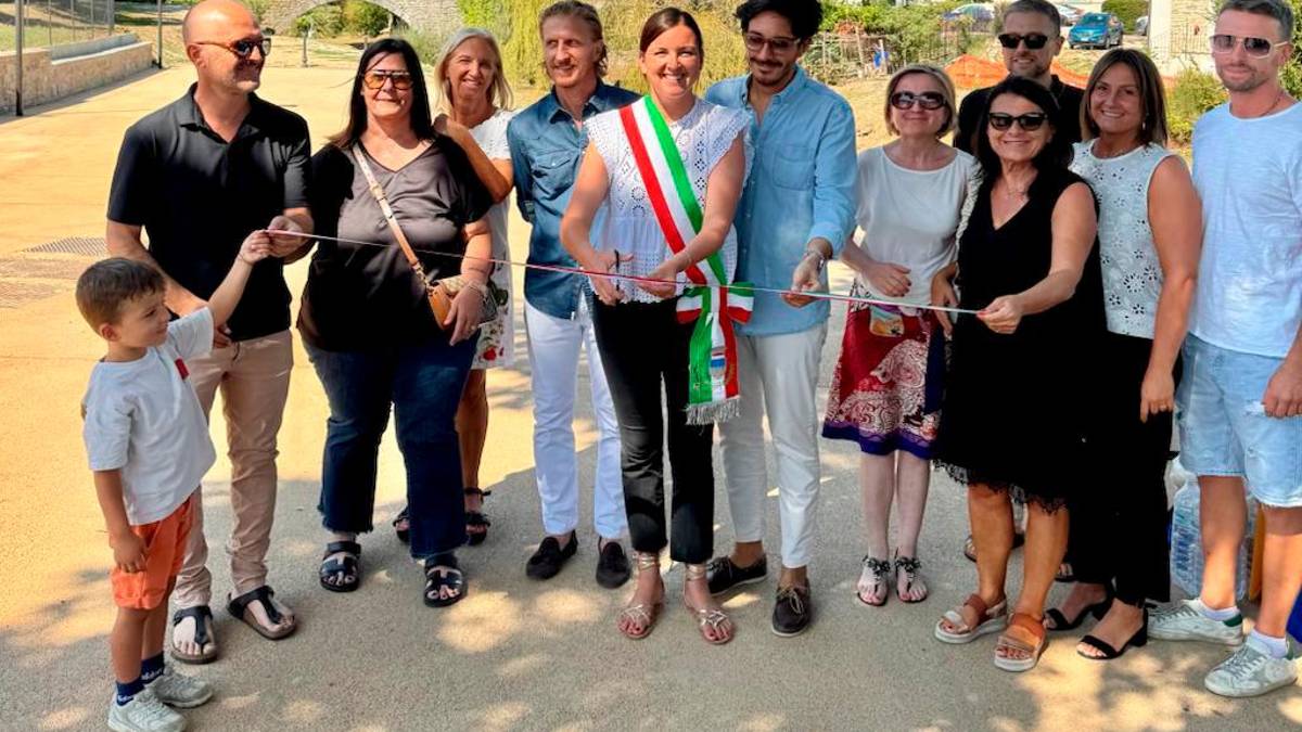 Il taglio del nastro per il Milleluci Park con la sindaca Ilaria Marianini