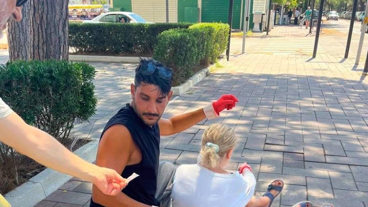 Milano Marittima, 83enne cade sul marciapiede: salvata e accudita da due poliziotti fuori servizio