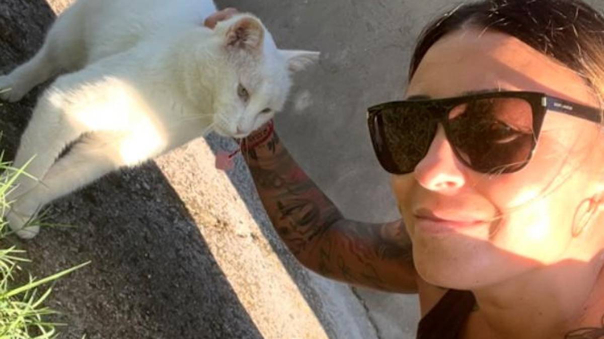 Simona Graziani insieme a uno dei “suoi” mici