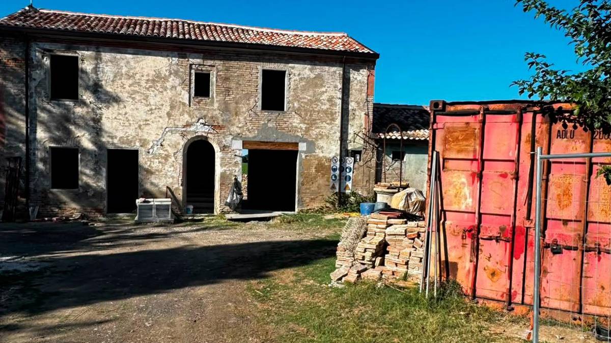 Il casolare in fase avanzata di ristrutturazione come si presenta attualmente