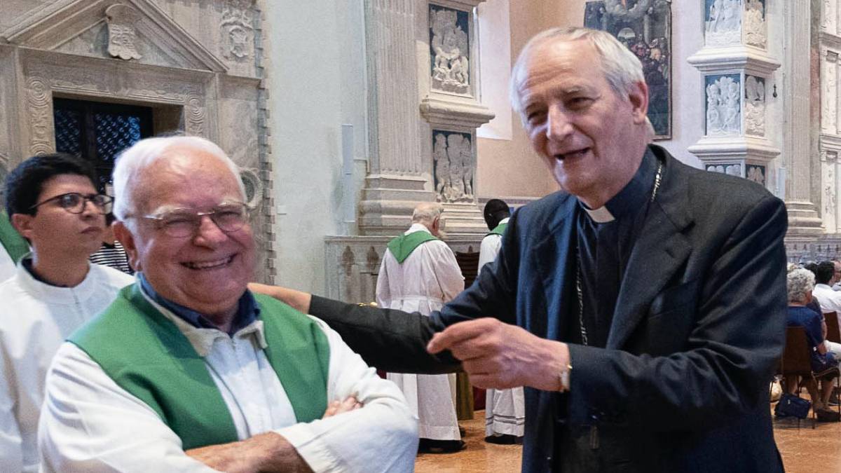 Da sinistra don Giovanni Tonelli in compagnia del presidente della Cei e arcivescovo di Bologna Matteo Zuppi