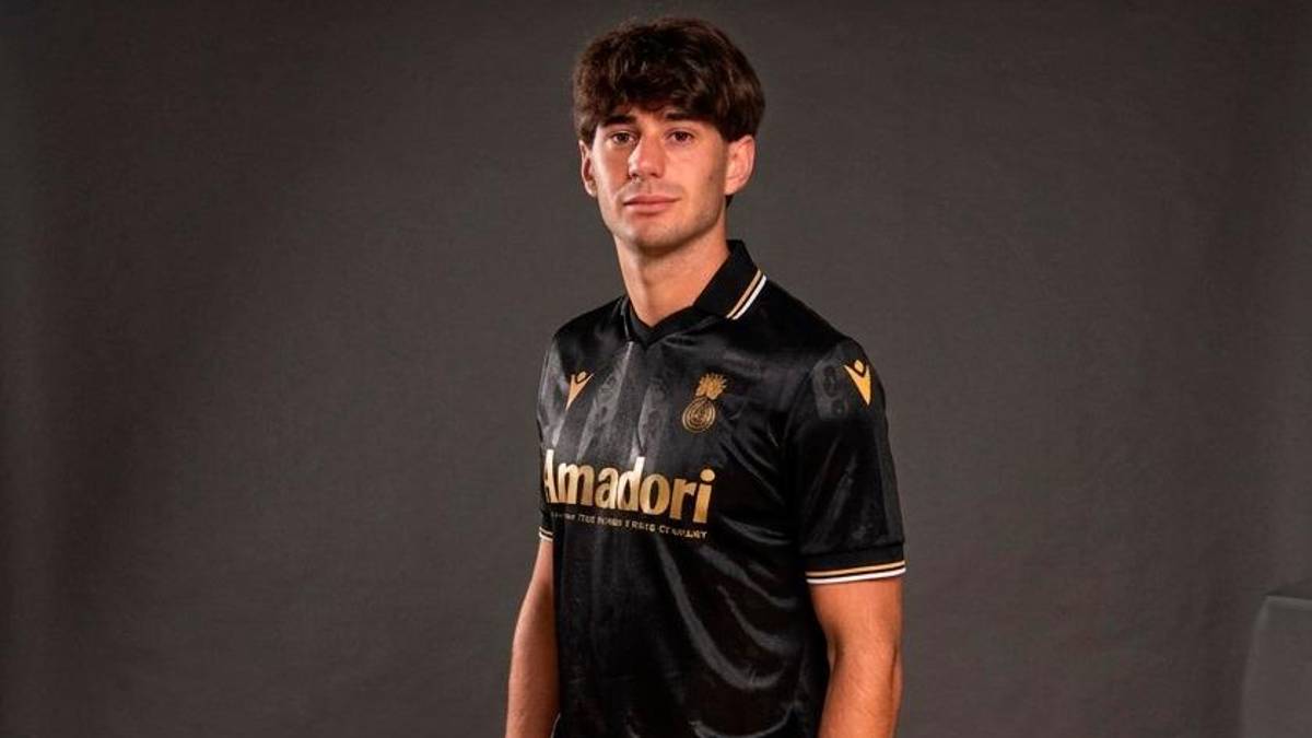 Cristian Shpendi con la nuova seconda maglia del Cesena (foto Cesena Fc)