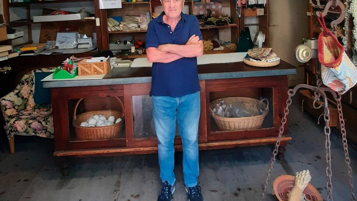 Fiorenzo Placuzzi, gestore della storica bottega di corso Mazzini