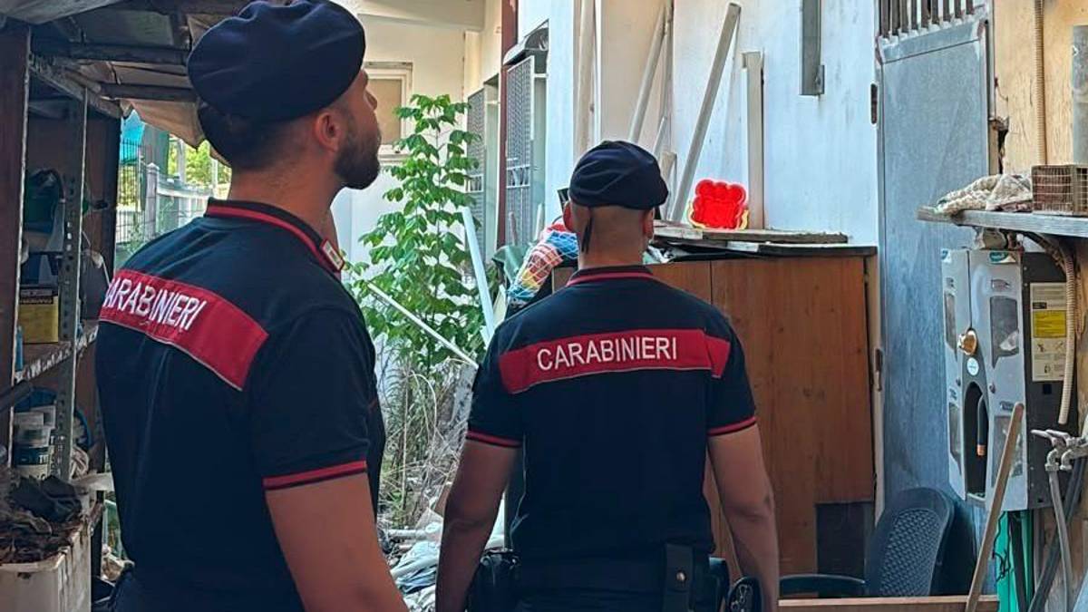 Cesenatico, 18enni aggrediscono coetaneo col coltello e lo feriscono alla gamba per avere il codice di accesso al telefono: arrestati