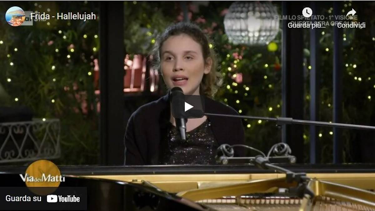 Frida Bollani incanta con Hallelujah al programma Via dei matti