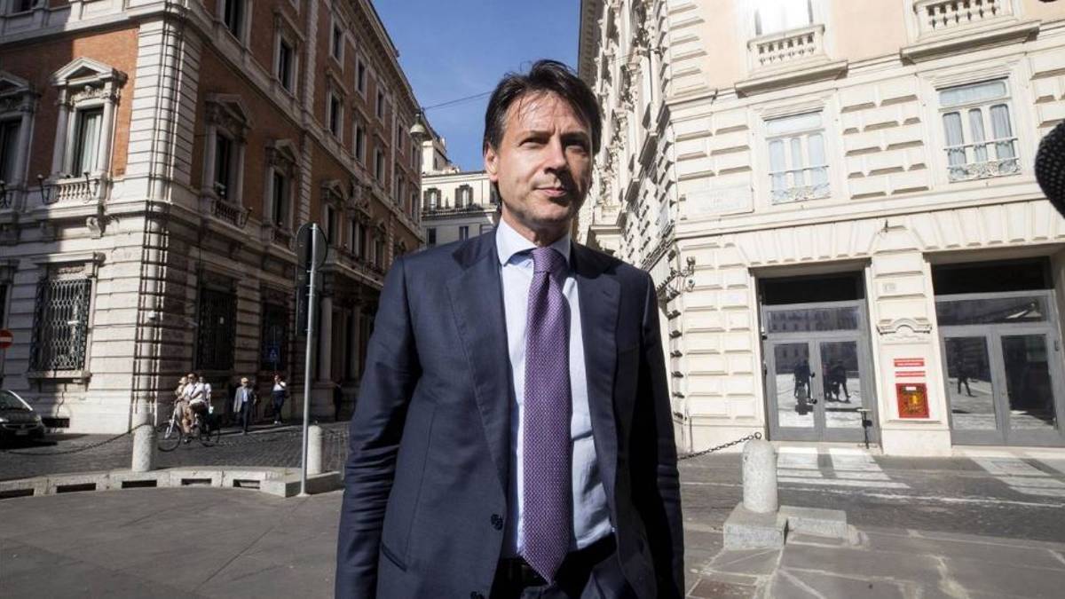 Virus, Conte chiude le attività produttive non essenziali