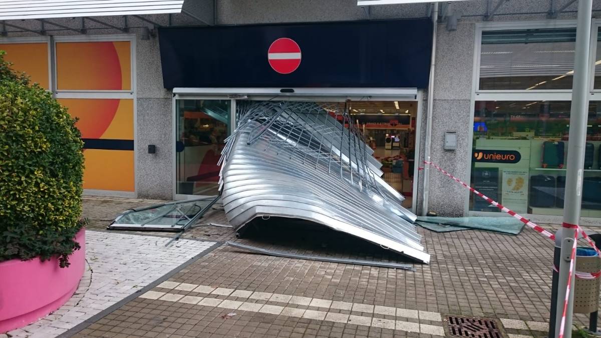 Sfondano serranda col suv, colpo da 20mila euro all'Unieuro di Lugo