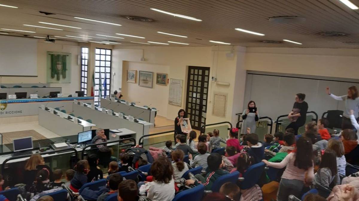Riccione, i bimbi della Mimosa in visita in Comune