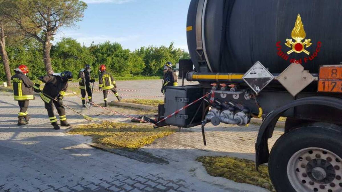 Camion perde acido cloridrico a Imola, sul posto 115 e Arpae