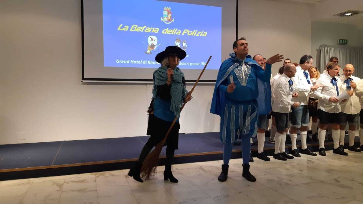 Befana a Rimini. I poliziotti cantano Nella vecchia fattoria. VIDEO