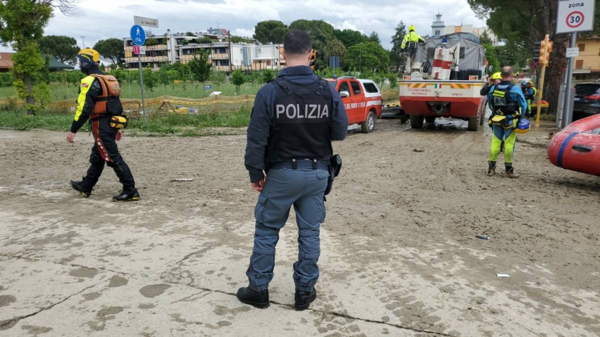 Incredibile a Forlì: Decine di curiosi ostacolano i soccorsi - Video Gallery