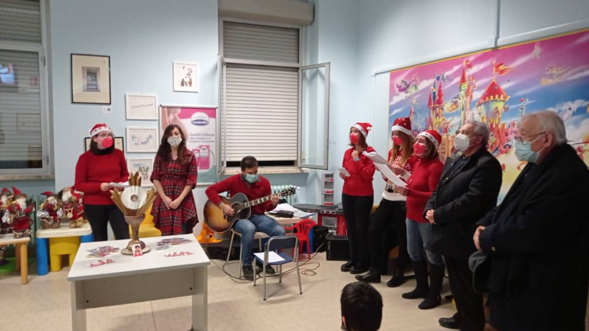 Forlì, il vescovo Corazza e il gruppo Voce di Maria in visita al reparto di Pediatria