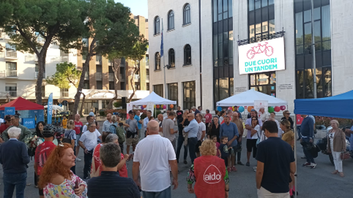 Due cuori e un tandem, missione compiuta: festa a Riccione dopo 1.500 chilometri