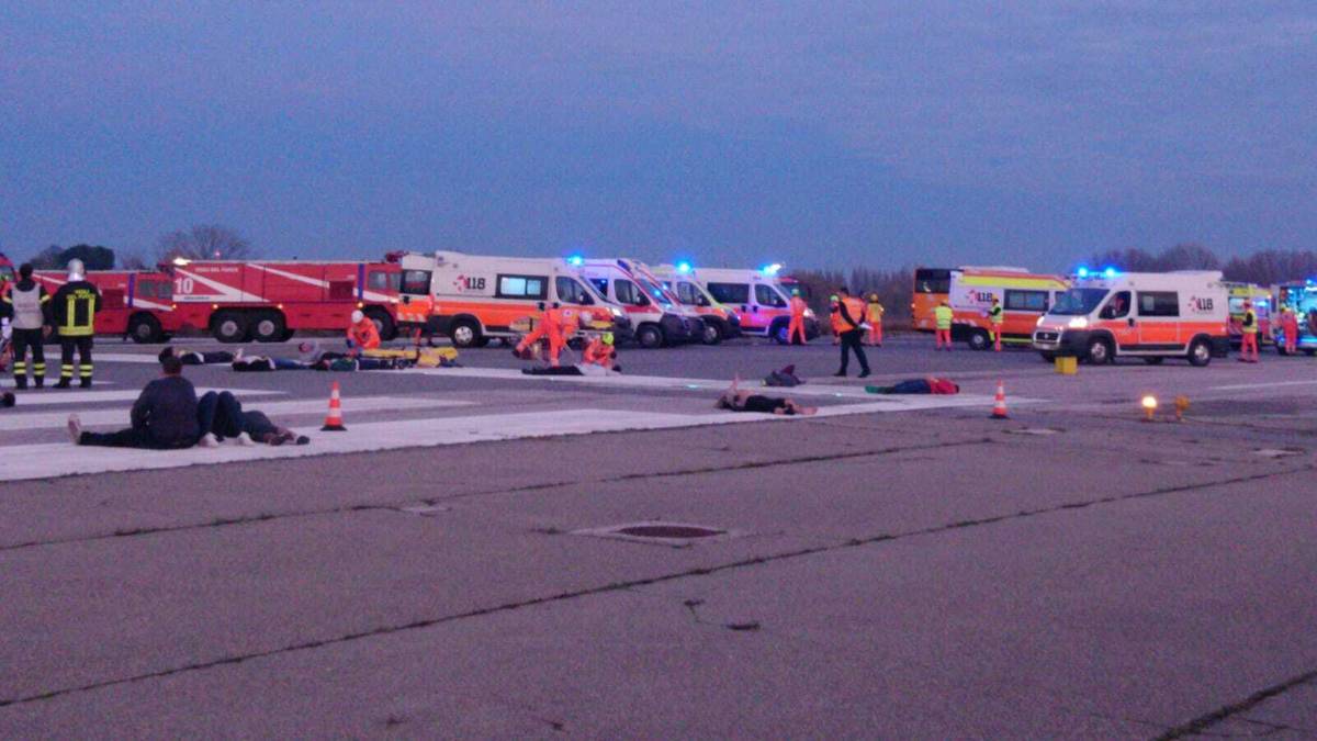 Disastro aereo a Rimini. Ma per fortuna è solo un'esercitazione