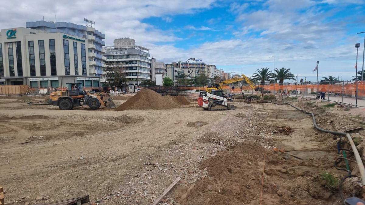 Rimini, una nuova passerella pedonale per consentire i lavori al parcheggio interrato in piazza Marvelli