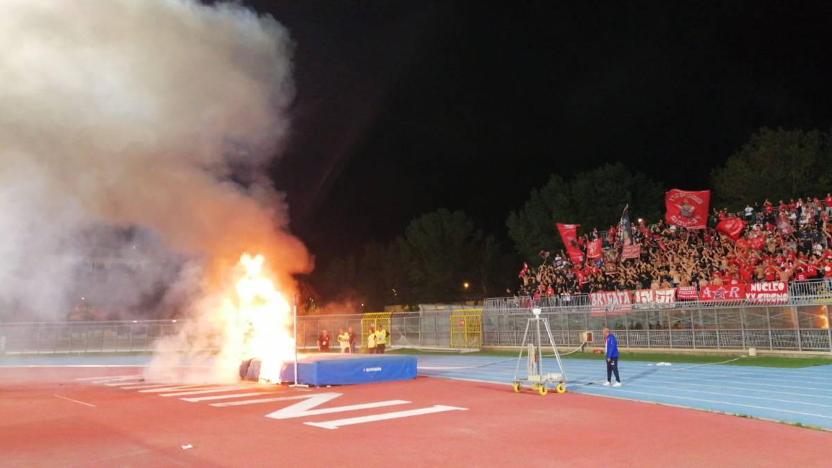 Calcio C, gli ultras del Perugia bruciano un materassino: sospesa la partita del Rimini al Romeo Neri