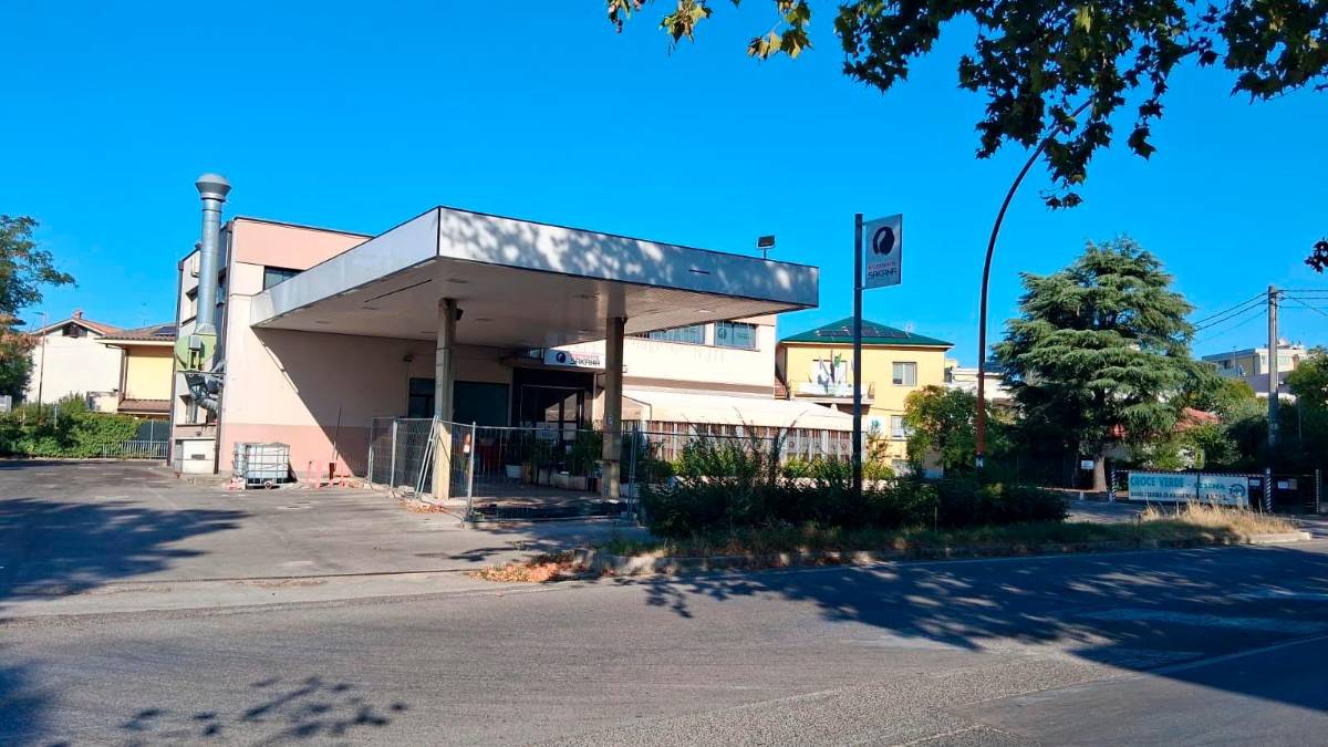 L’ex distributore “Esso” in viale Marconi