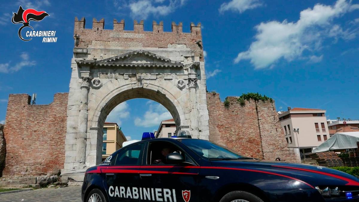 Rimini, sorpreso a rubare abiti al centro commerciale: arrestato dai Carabinieri