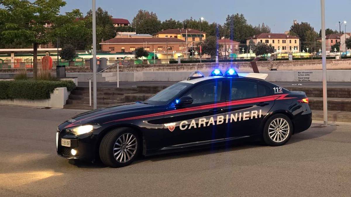 Ravenna, litiga alla stazione, fa cadere una bicicletta sui binari e mette i treni a rischio: 27enne denunciato