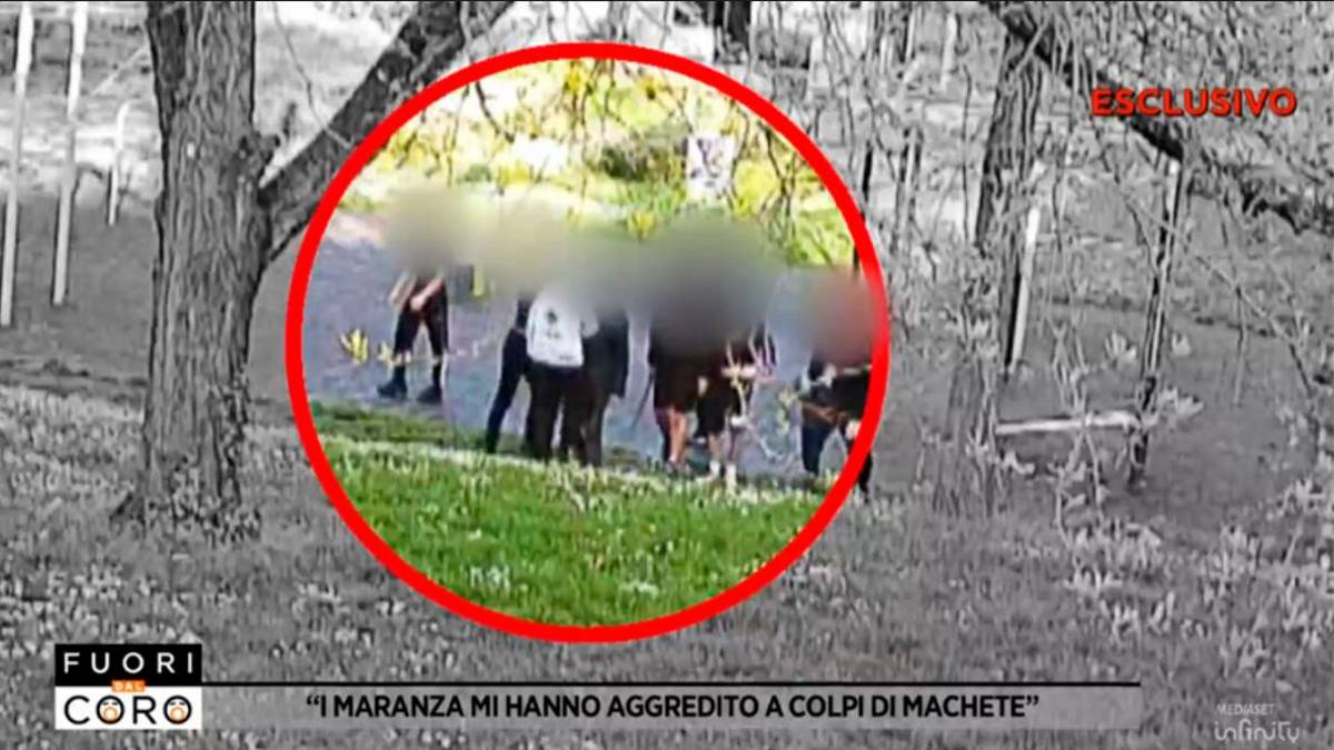 Un fotogramma dell’aggressione ad Agraria, mandato in onda su Rete 4