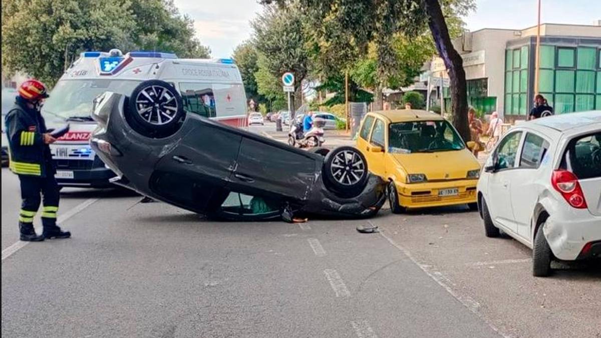 Cesena, incidente: auto ne colpisce due parcheggiate in via Viareggio e si ribalta