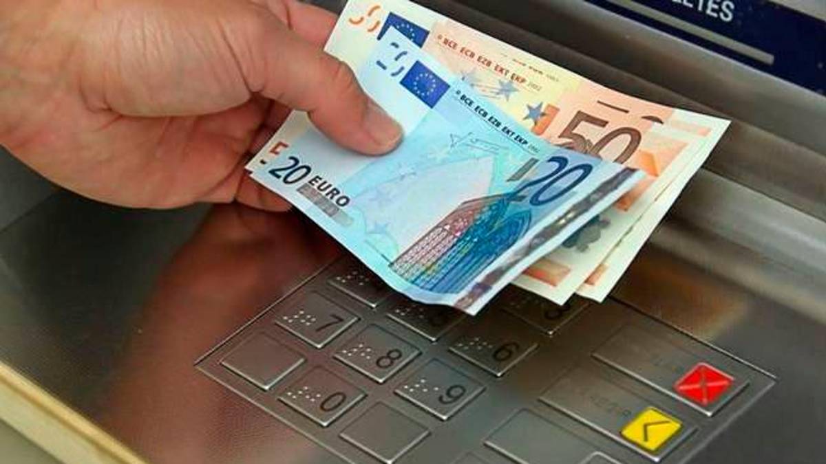 Solarolo, il ladro entra in casa e ruba anche la carta bancomat: tradito dai continui prelievi allo sportello