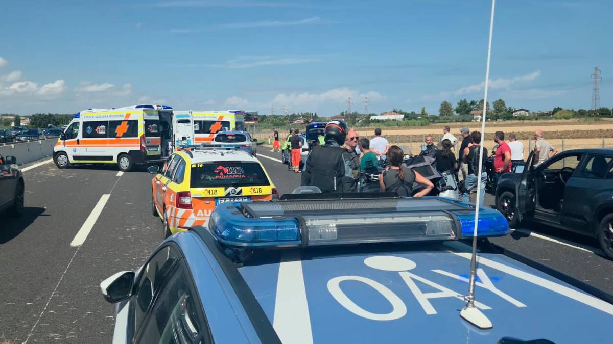 Riccione, tragico tamponamento in A14: muore un motociclista, gravissima la passeggera