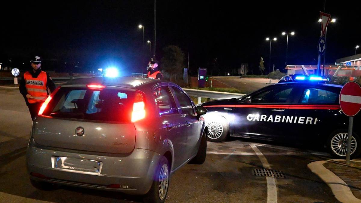 Meldola, scappa all’alt dei carabinieri e si schianta ubriaco in auto: denunce e patenti ritirate nel weekend