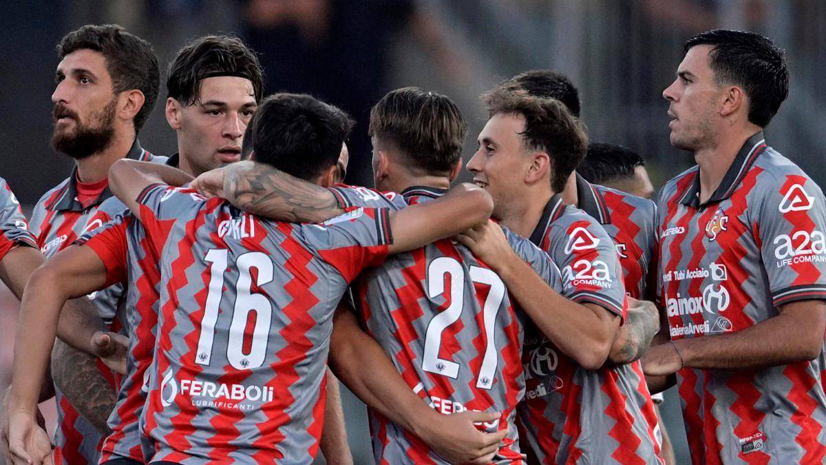 Tommaso Berti e i giocatori della Cremonese esultano per il successo sul Padova (foto uscremonese.it)