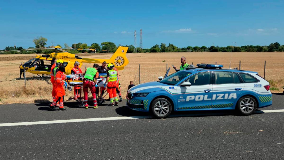 Riccione, tragico tamponamento in A14: muore un motociclista, gravissima la passeggera