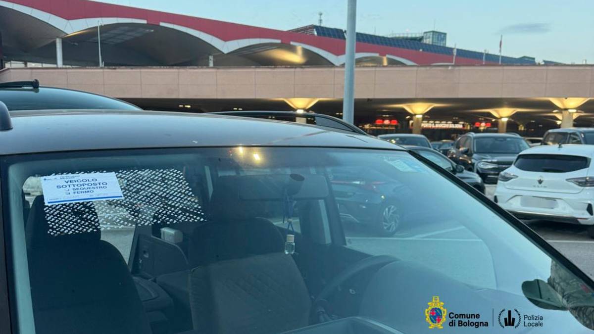 “Sono venuto a prendere i parenti”, ma non sa i nomi quando la Polizia glieli chiede: beccato 19enne tassista abusivo sulla tratta Bologna-Ravenna