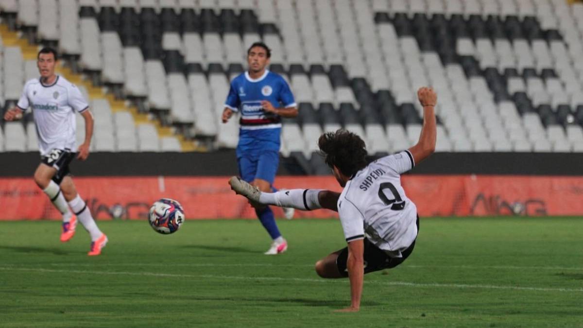 Una sforbiciata di Cristian Shpendi nell’amichevole con la Forsempronese giocata all’Orogel Stadium-Dino Manuzzi: il centravanti del Cesena piace al diesse neroverde Palmieri foto gianmaria zanotti