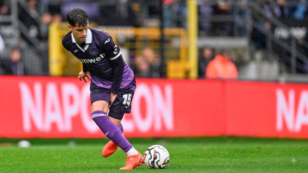 Il difensore centrale serbo Mihailo Ilic con la maglia dell’Anderlecht
