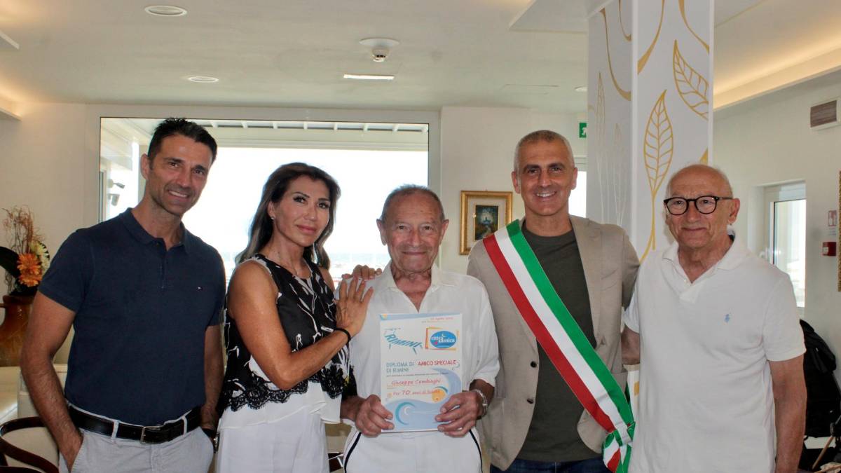 Rimini, premio per Peppino, da 70 anni in vacanza a Rivabella, la prima volta in motocicletta