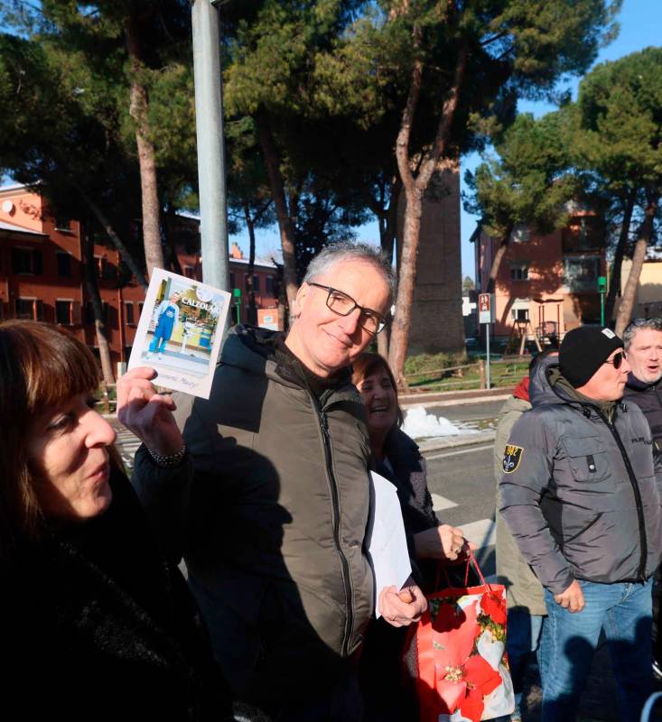 Cesena, il calzolaio del Ponte Vecchio festeggia 40 anni di bottega, tra scarpe da riparare e chiacchiere sul Cesena Calcio
