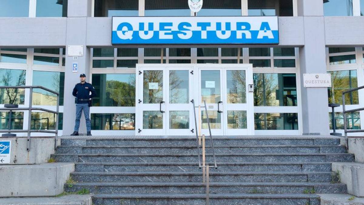 Ravenna, ha il divieto di avvicinamento alla ex compagna ma la segue fino alla Questura e viene arrestato