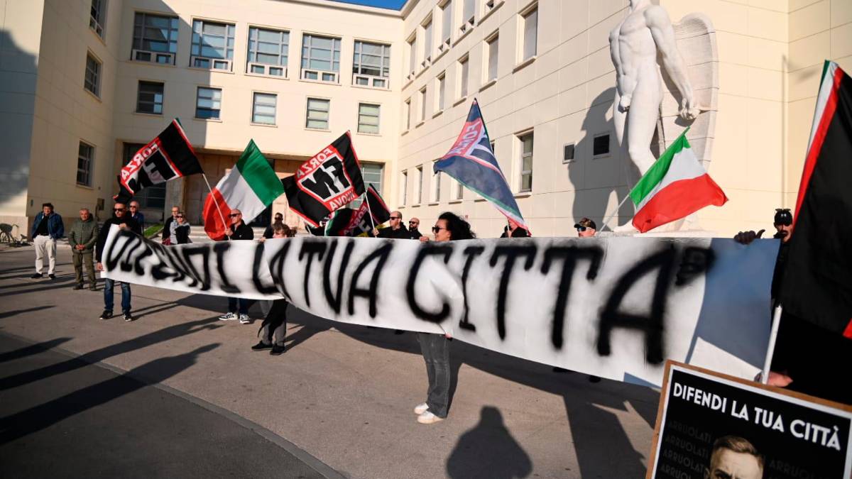 Forlì, scaramucce a distanza tra antifascisti e simpatizzanti di destra in Piazzale della Vittoria - Gallery