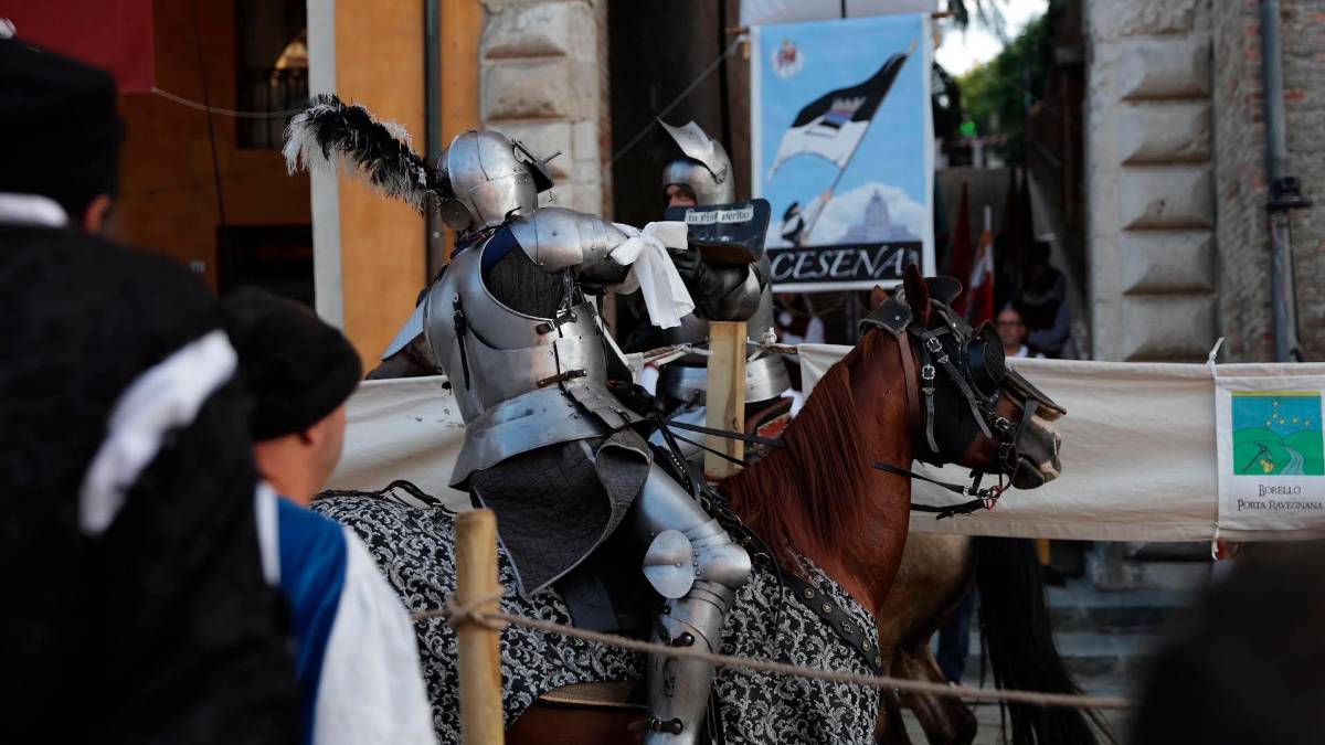 Cesena, gran finale per la Giostra: il cavaliere Morelli fa il bis e regala il Palio al quartiere Ravennate